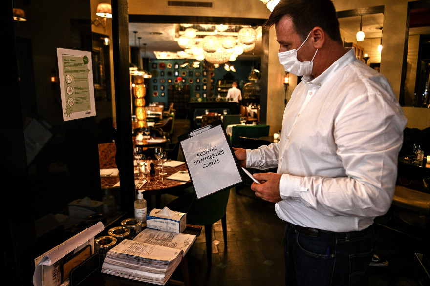 Les restaurateurs parisiens doivent répertorier les données de leurs clients pour pouvoir ouvrir