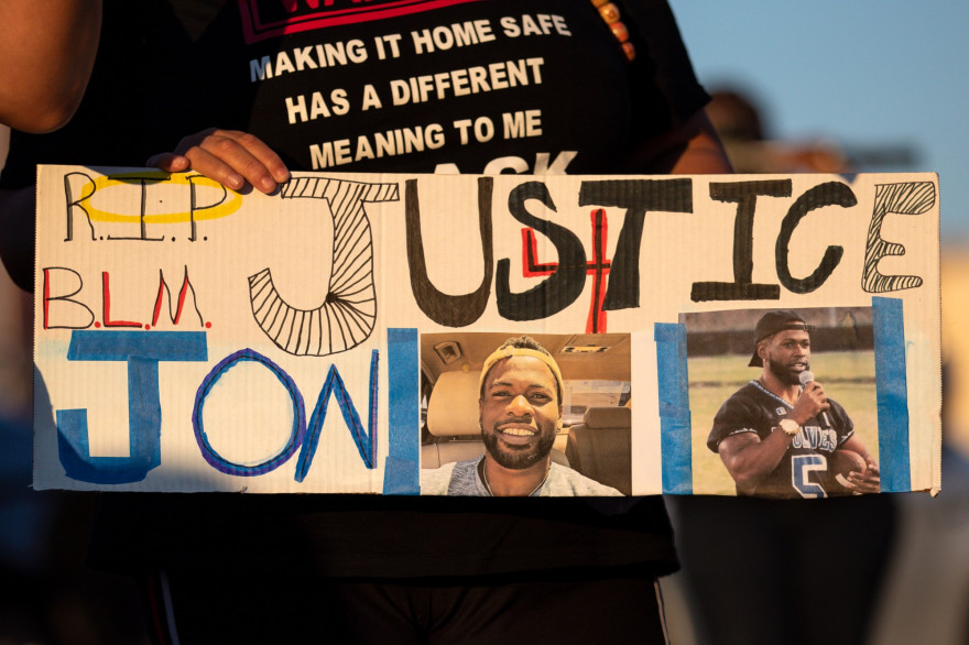 Des gens rassemblés pour une marche et une veillée aux chandelles en l'honneur de Jonathan Price le 5 octobre à Wolfe City, au Texas.