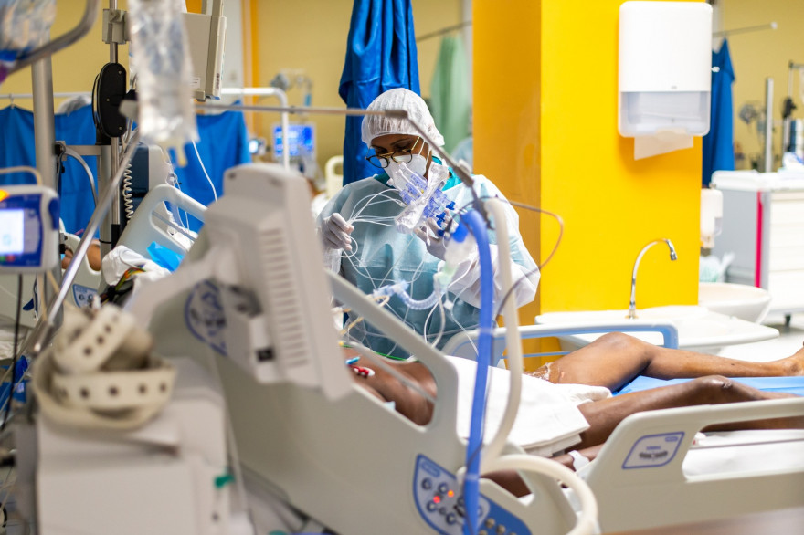 Une infirmière dans l'unité de soins intensifs auprès d'un patient atteint du Covid-19 au CHU de Pointe-a-Pitre, en Guadeloupe, le 24 septembre 2020.