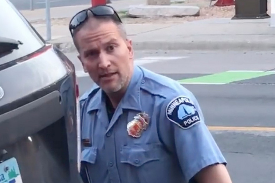 Le policier Derek Chauvin a été interpellé pour homicide involontaire après avoir étouffé l'Afro-américain George Floyd
