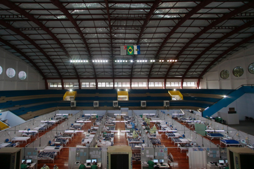 Des patients touchés par le coronavirus traités un hôpital de campagne installé dans une salle de sport, à Santo Andre, dans l'État de Sao Paulo, au Brésil, le 11 mai 2020.