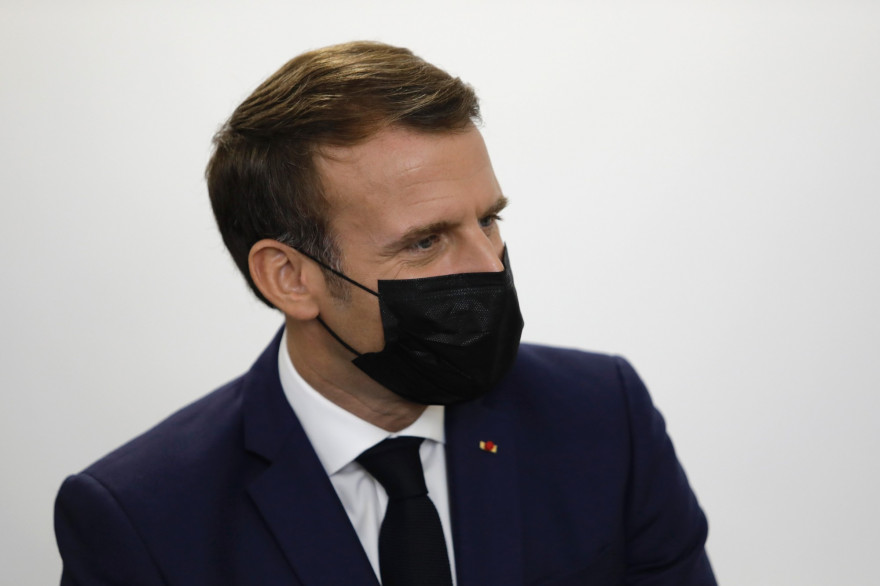 Emmanuel Macron, en visite à l'association Œuvre Secours aux Enfants, à Paris, le 6 octobre 2020.