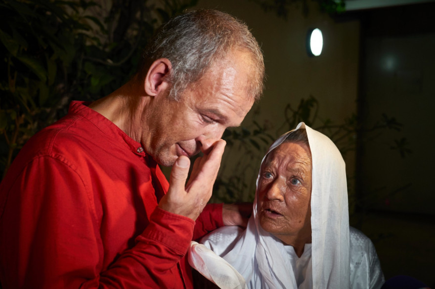 Sophie Pétroninet son fils Sébastien lors d'une conférence de presse à Bamako après sa libération.