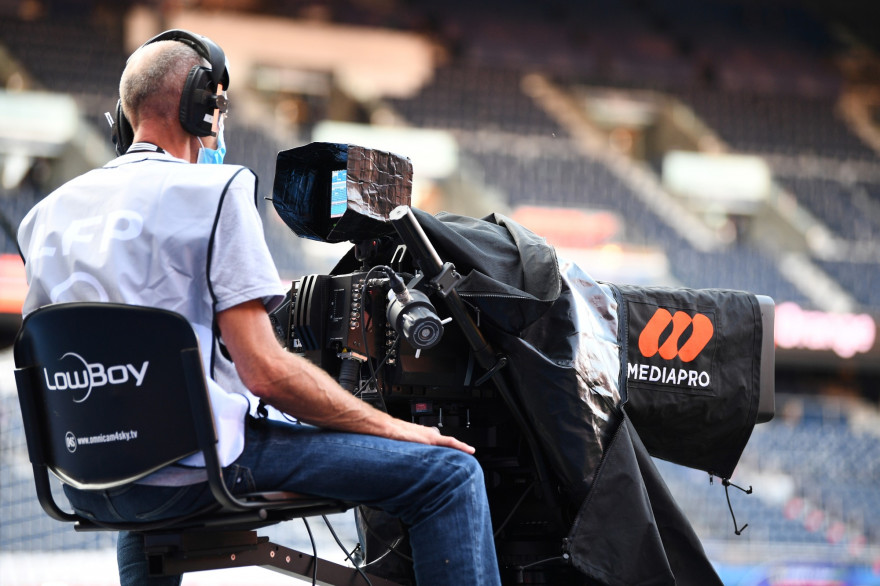 Un cameraman de Mediapro à Paris (Parc des Princes) le 13 septembre 2020