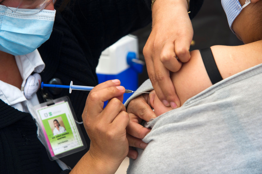 Une femme reçoit un vaccin anti-grippal (illustration)