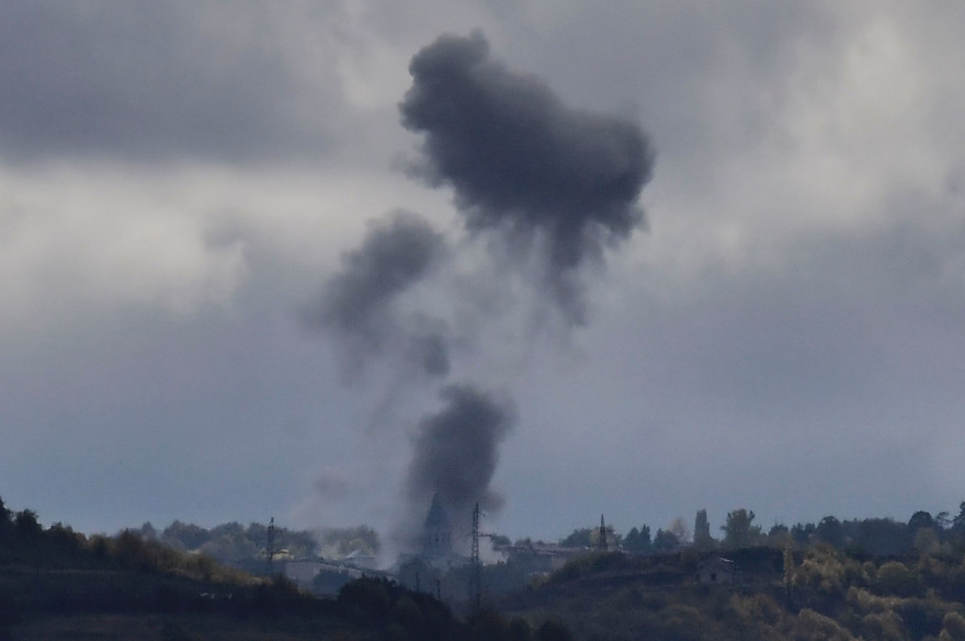De la fumée s'élève après un bombardement près de la cathédrale de Ghazanchetsots dans la ville historique de Shusha, à une quinzaine de kilomètres de Stepanakert, la capitale de la province contestée du Haut-Karabakh, le 8 octobre 2020.