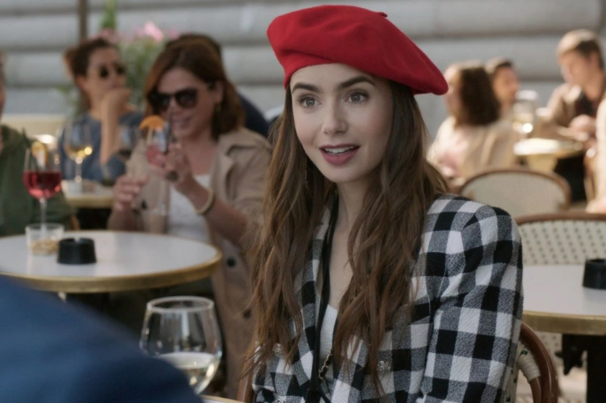 Lily Collins et son béret déjà célèbre dans "Emily in Paris"