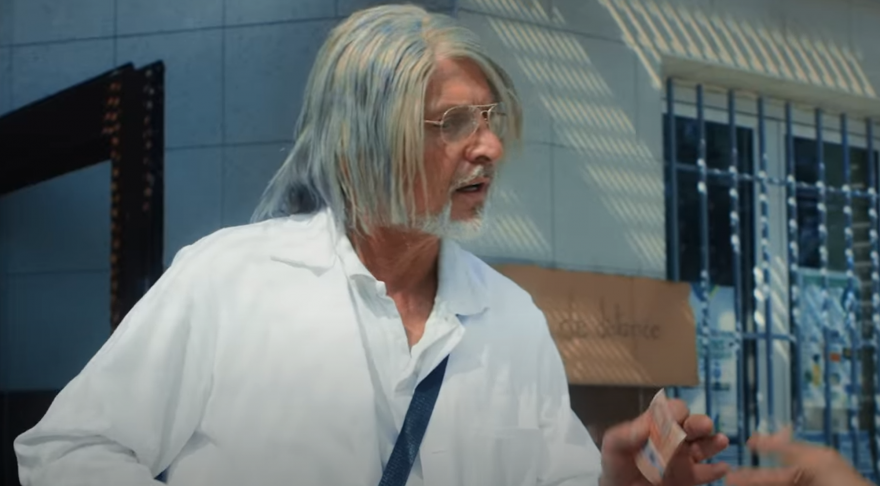 Le sosie de Didier Raoult, visible dans le clip de rap de 13 Organisé