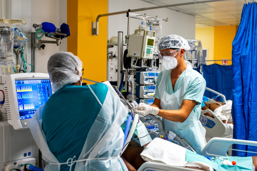 Des infirmières en train de soigner un patient infecté par le coronavirus au Centre hospitalier universitaire de Pointe-à-Pitre en Guadeloupe, le 24 septembre 2020.