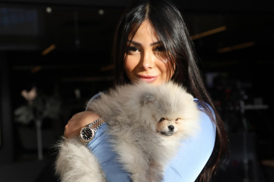 Maeva Ghennam avec son chien Hermes