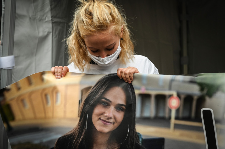 Une des soeurs de Victorine Dartois, lors de la marche blanche à Villefontaine (Isère), le 4 octobre 2020.