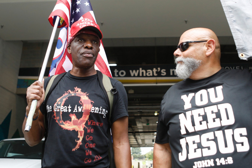 Des militants QAnon à la convention républicaine, le 24 août.