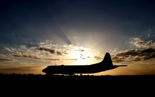 Un avion militaire japonais participe aux recherches du Boeing de Malaysia Airlines disparu, le 23 mars 2014.