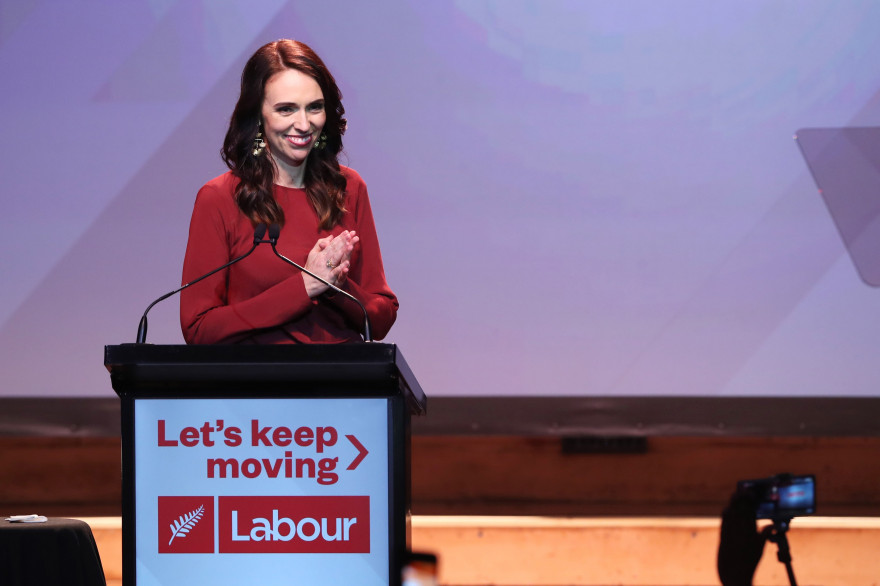 En Nouvelles-Zélande, la Première ministre Jacinda Ardern célèbre sa victoire à la soirée électorale du parti travailliste, le 17 octobre 2020