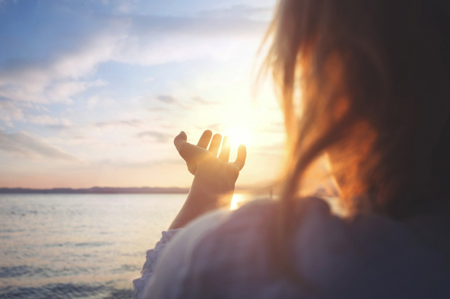 La vitamine D est une "prohormone synthétisée dans le derme sous l'effet des ultraviolets, c'est-à-dire des rayons du soleil