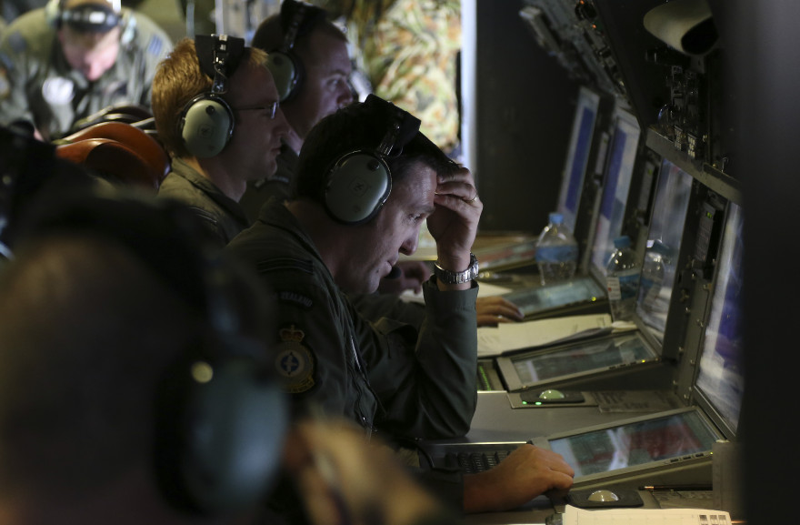 Des soldats australiens scrutent des images de l'océan à la recherches de traces de l'avion de la Malaysia Airlines, le 4 avril 2014