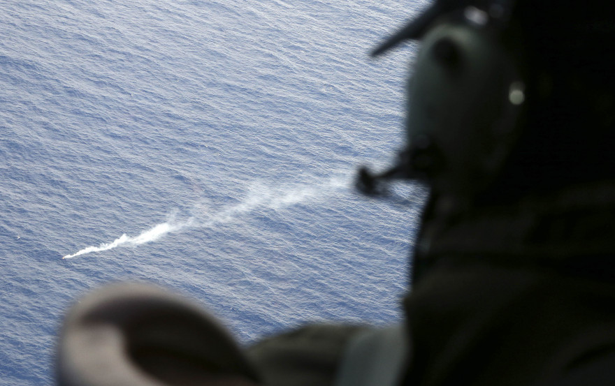 Un militaire australien scrute l'océan à la recherche du vol MH370, le 4 avril 2014