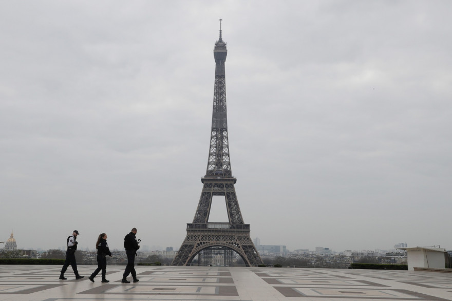 Des policiers patrouillant aux abords de la Tour Eiffel pendant le confinement, le 18 mars 2020.