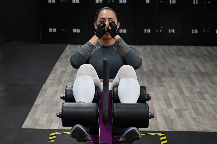 Une femme faisant de sport dans une salle de fitness (illustration).