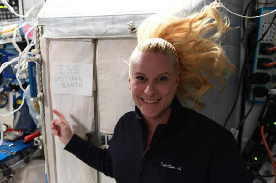L'astronaute américaine Kate Rubins devant la cabine de vote de l'ISS