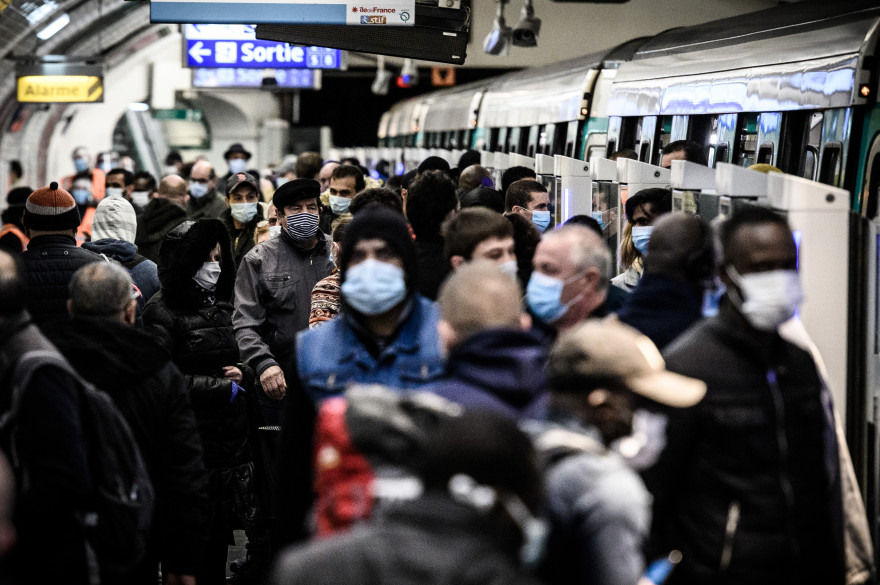 Des Parisiens masqueés, dans le métro (illustration)