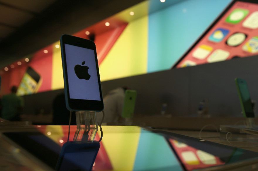 Un iPhone présenté dans l'Apple store de la 5e avenue, à New York, le 22 avril 2014