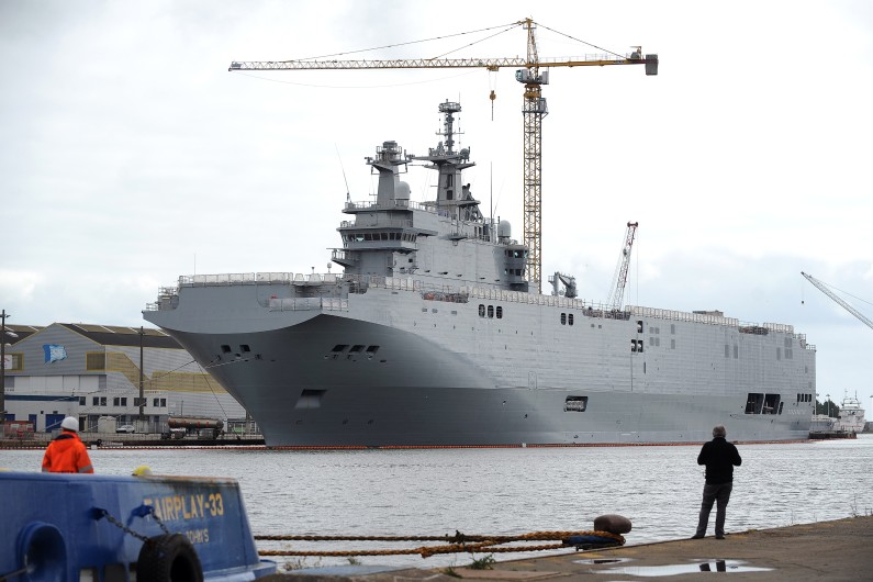 Un navire de guerre de type Mistral.