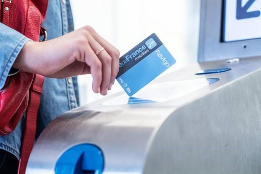 Un usage utilise son pass navigo (illustration)