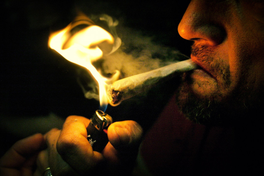 Un homme fume un joint à Lyon, le 21 juin 2006 (archives)