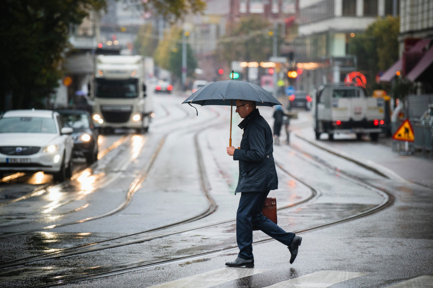 Un homme marchant sous la pluie à Stockholm (Suède) où aucun confinement n'est appliqué, le 22 octobre 2020.
