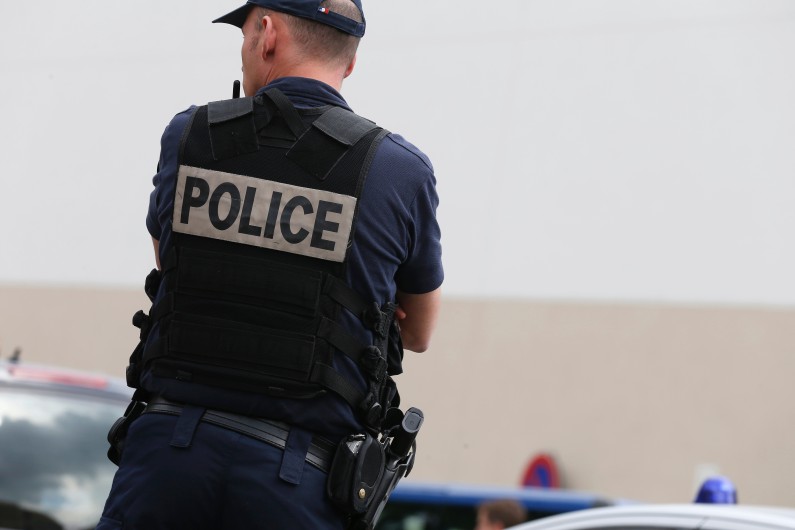 Un policier assurant la sécurité lors d'un déplacement de Manuel Valls à Saint-Denis, le 2 juin 2014 (image d'illustration)