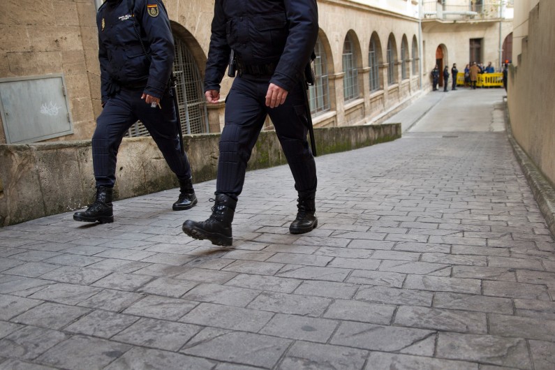 Des policiers espagnols patrouillent dans les rues de Palma de Majorque, le 25 janvier 2014 (image d'illustration)