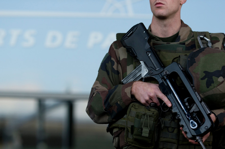 Un soldat patrouille dans le cadre du plan Vigipirate.