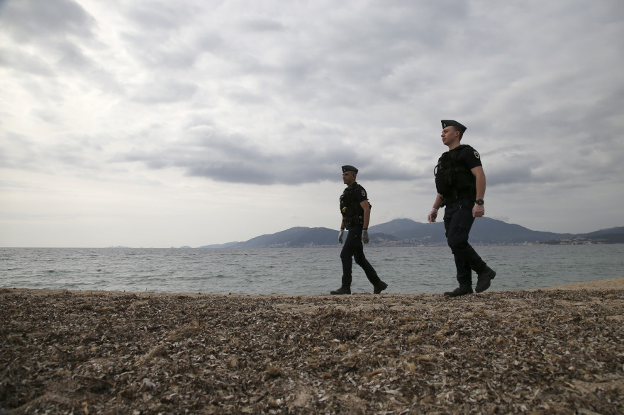 Des gendarmes sur une place en Corse en mars 2020 (illustration)