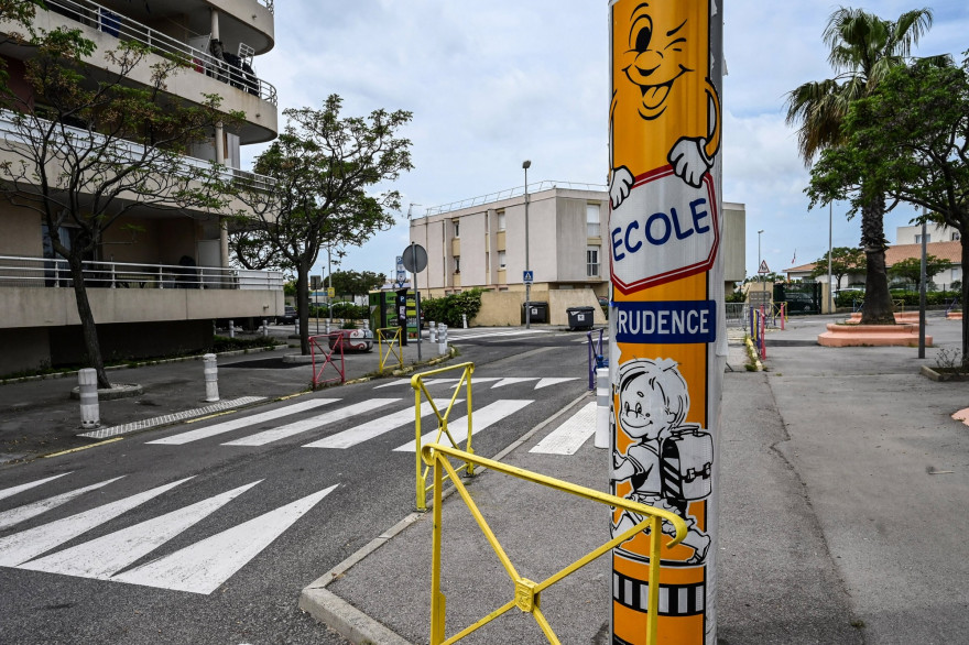 Un passage piéton devant une école (illustration)