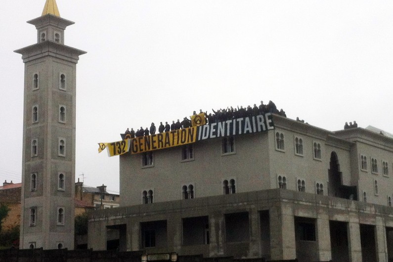 Des militants de Génération identitaire sur la Mosquée en construction de Poitiers (Archives).