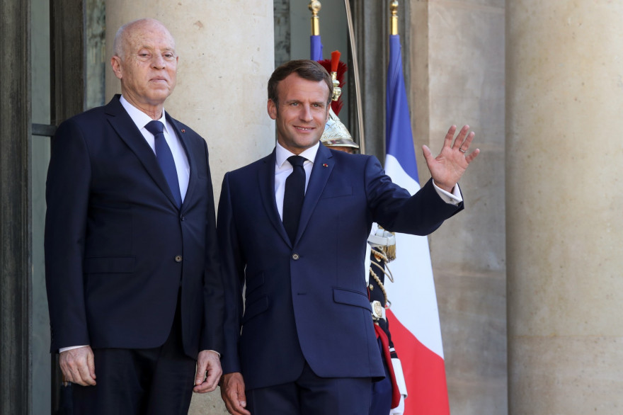 Emmanuel Macron et le président tunisien Kais Saied lors d'une rencontre à l'Elysée le 22 juin 2020.