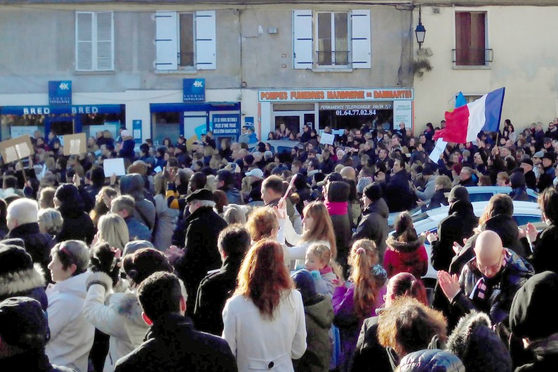 Le rassemblement républicain du 11 janvier 2015 à Dammartin-en-Goële (Seine-et-Marne), où les frères Kouachi, auteurs présumés de la fusillade contre "Charlie Hebdo", s'étaient retranchés le 9 janvier, avant d'être tués par les forces de l'ordre.