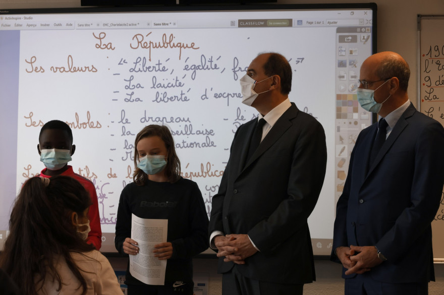 Jean Castex et Jean-Michel Blanquer dans une école de Conflans-Sainte-Honorine, lors de l'hommage à Samuel Paty