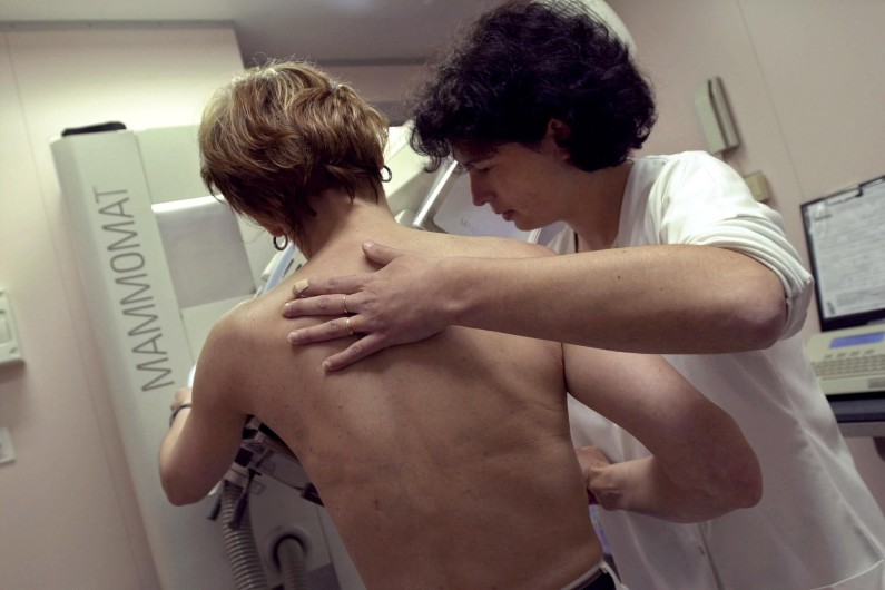 Une femme effectue une mammographie (archives)