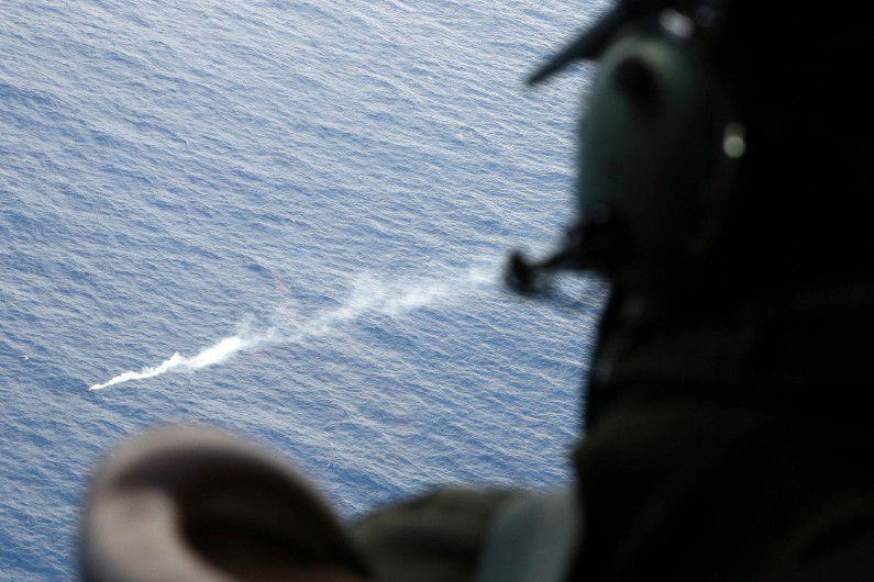 Un militaire australien scrute l'océan à la recherche du vol MH370, le 4 avril 2014