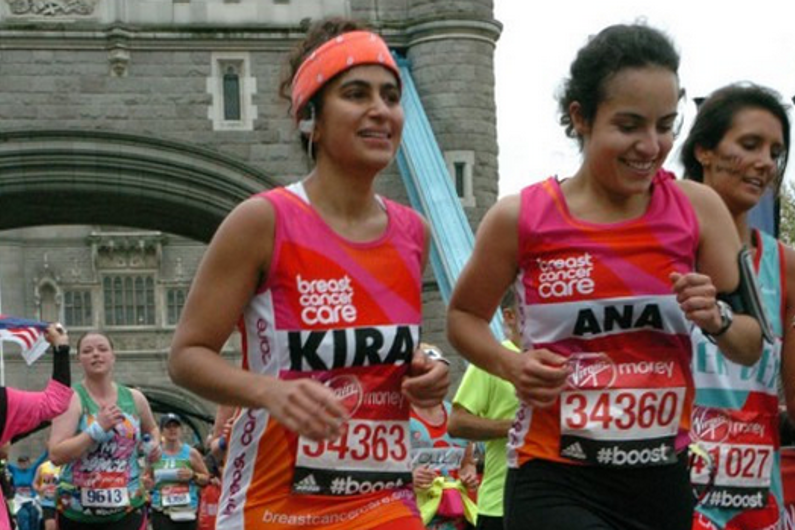 Kiran Gandhi (à gauche) a couru le marathon de Londres de 2015 sans protection hygiénique