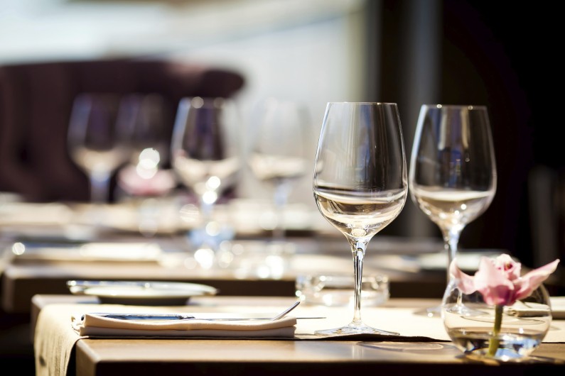 Les touristes désertent les restaurants français.