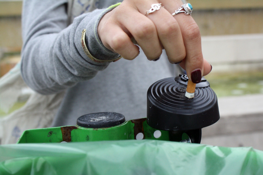 La mairie de Paris affirme qu'il y a des poubelles munies d'éteignoirs tous les 100 mètres pour permettre aux fumeurs de se débarrasser de leurs mégots.
