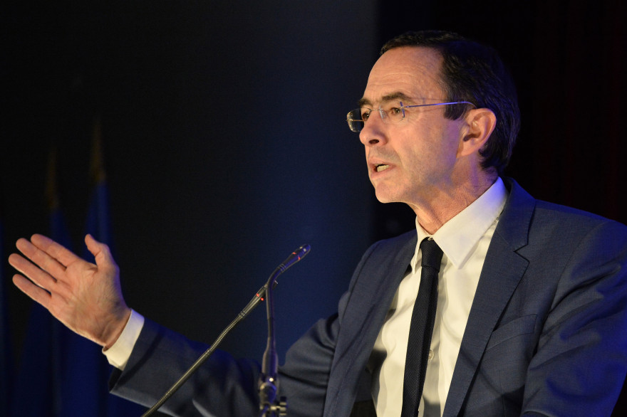 Bruno Retailleau, président du groupe Les Républicains au Sénat, lors d'un meeting à Andard le 9 novembre.