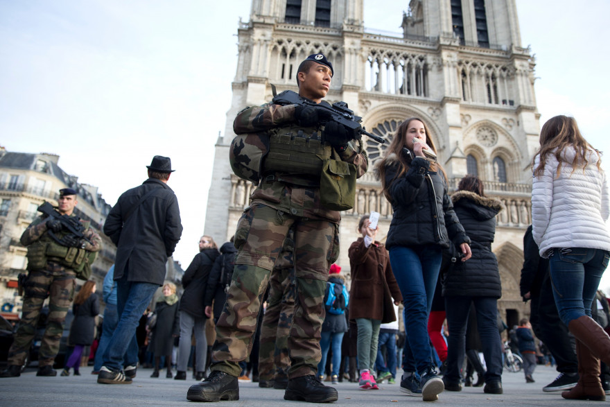 Une patrouille de soldats français dans le cadre l'opération antiterroriste Sentinelle à Paris le 30 décembre 2015 (illustration).