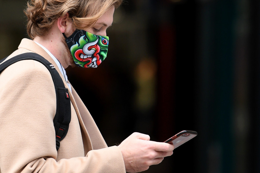 Un homme à Londres portant un masque pendant la pandémie de Covid-19