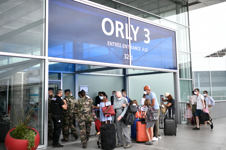 Des voyageurs masqués à l'aéroport d'Orly le 1er août 2020 (Image d'illustration).