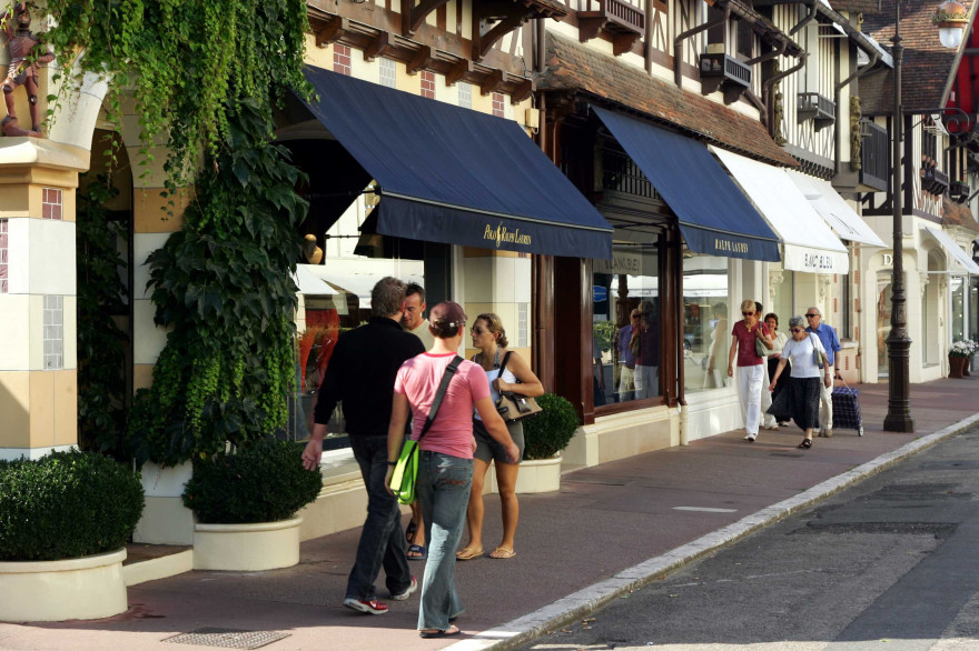 Des magasins dans la ville de Deauville