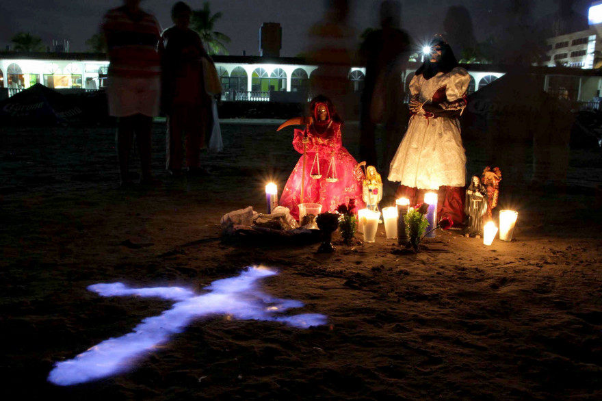 Des croyants en train d'accomplir un rituel de purification du culte de la "Santa Muerte" sur la plage de Veracruz au Mexique, le 27 septembre 2015.
